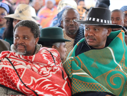 The Department of Sport, Arts and Culture hosted the annual Thwaso ea Selemo sa Basotho, a cultural celebration marking the Basotho New Year. This significant event was held at the Basotho Cultural Village and was honoured by Morena e Moholo: Moremoholo Mopeli le Marena a hae. Thwaso ya Selemo sa Basotho ke mokete o hlomphuwang haholo setjhabeng sa Basotho. Mokete ona o tshwaya qaleho ya selemo se setjha ho latela almanaka ea Basotho ba boholo-holo. Hangata o ketekwa ka Phato kapa Lwetse, ha nako e fetohang e tshwantshetsa bophelo bo botjha, kgodiseho le teboho. This cultural occasion reaffirms the Basotho people’s connection to their ancestral calendar, agricultural cycles, and spiritual heritage. Khotso, Pula, Nala! Long live our heritage.